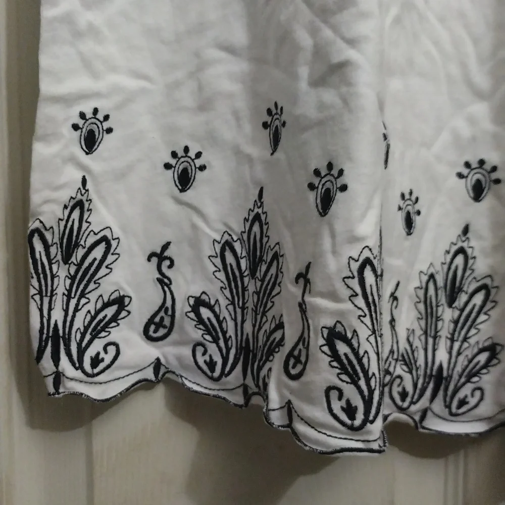 Fashion Bug Essentials white with black embroidery Boho blouse size 4x - Picture 3 of 5